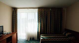 Гостиница Виктория Палас Астрахань Двухместный номер с 2 отдельными кроватями и собственной ванной комнатой-8